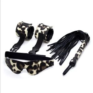 Leopard print bondage set